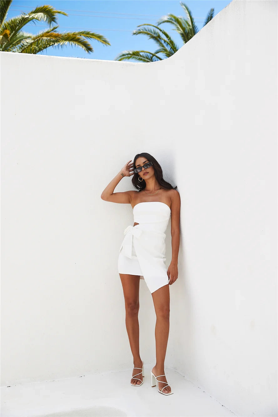 White strapless short skirt with strapless design, featuring a hollowed out waist and a tied bow, suitable for parties, dates, etc