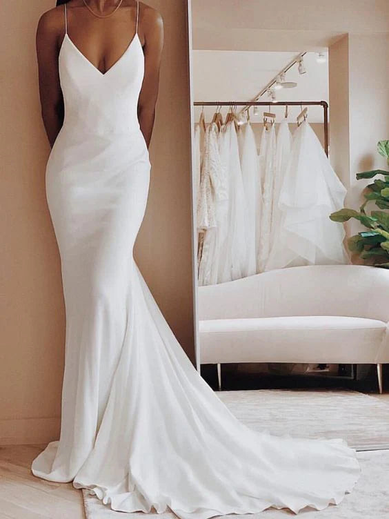 White wedding dress, suspender deep V-neck, slim fit fishtail skirt with trailing edge,