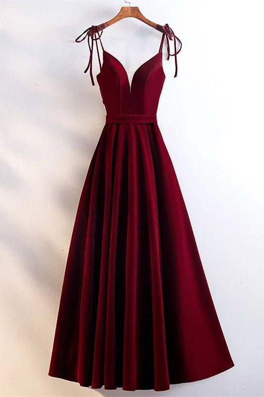 Wine red velvet dress with deep V-strap design, strap shoulder straps, high waist and large skirt hem suitable for occasions such as dinners and dances